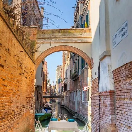 Ramo Del Teatro Canal View * البندقية